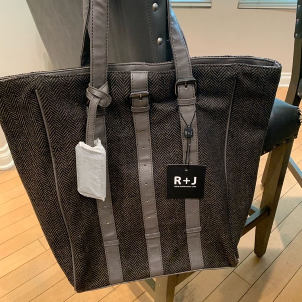 R+J‎ large shoulder bag. Vegan leather trim. Goes with everything! 🌻